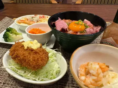 日式套餐：生牛肉盖饭、可乐饼、虾沙拉