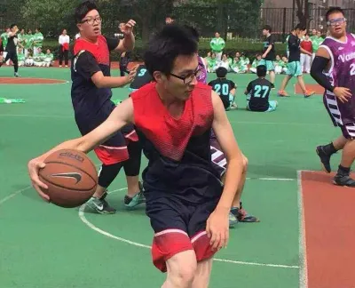 学校篮球赛中红衣运球的少年