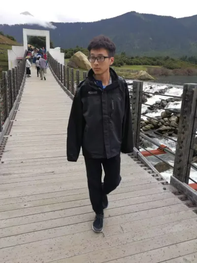 林芝湖畔木栈桥上的少年